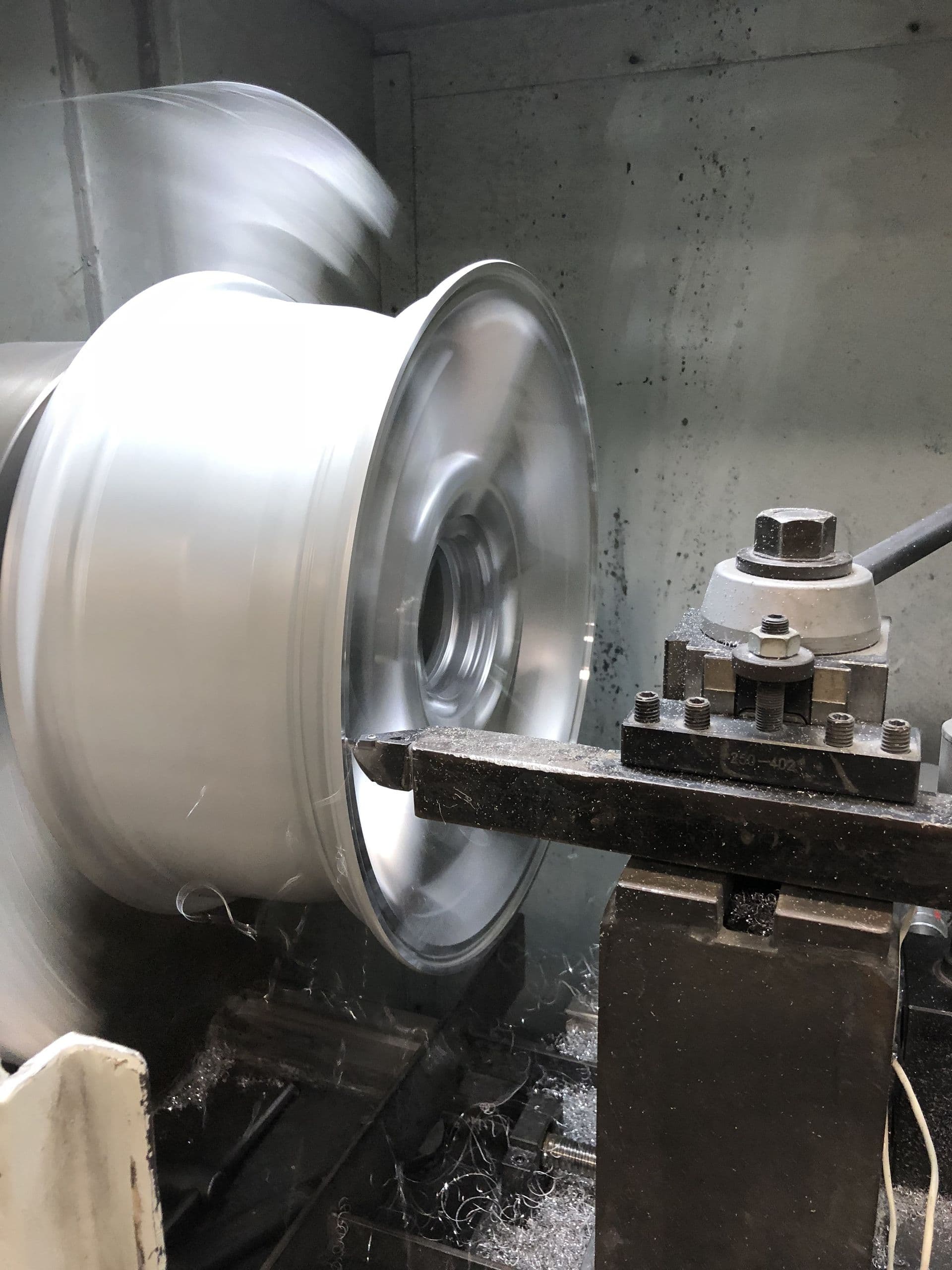 Wheel lathe at Paragon Powder Coating & Wheel Repair